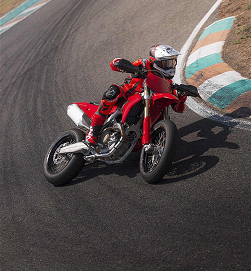 Desmo450 SM on track